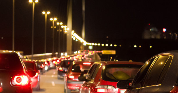 晚上城市里汽车排成一排，造成交通堵塞图片下载