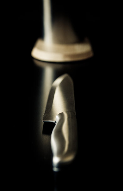 在深棕色的背景下放置着菜刀图片下载