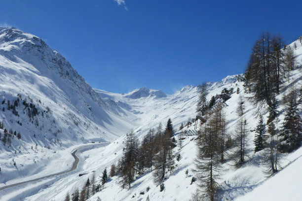 雪山峡谷图片下载