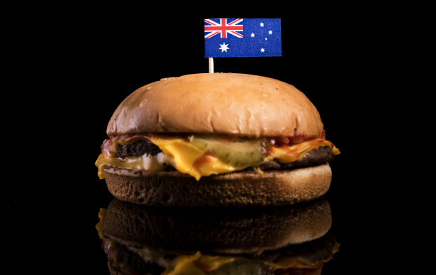 澳大利亚国旗上的汉堡孤立在黑色背景图片下载