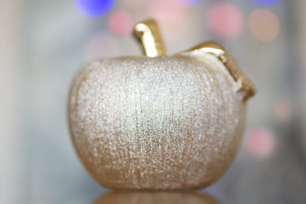 圣诞装饰映衬着节日的灯光，散景的背景图片下载