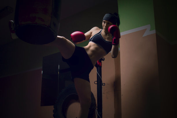 泰拳世界冠军正在热身图片下载