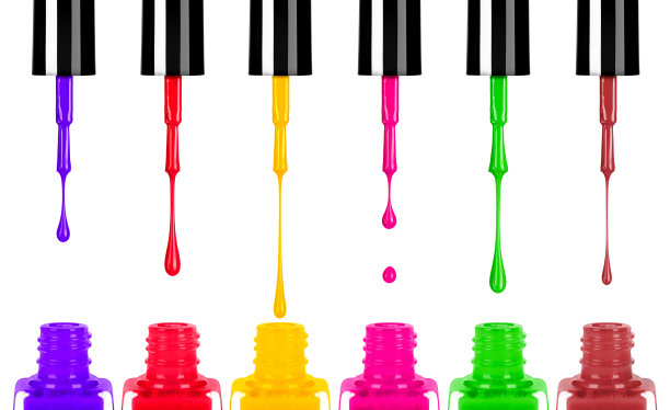 彩色指甲油从刷子滴入瓶中，孤立在白色背景上图片下载