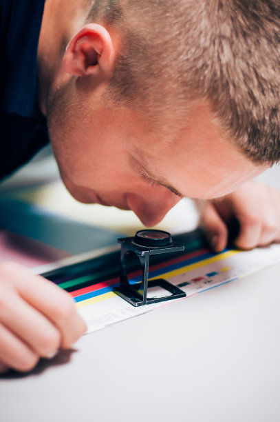 年轻人在印刷厂工作图片下载