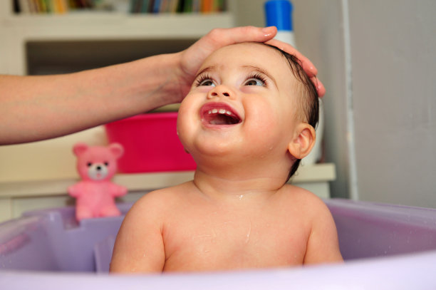 可爱的宝宝Bathtime图片下载