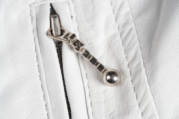 白色皮夹克拉链。宏观的细节图片下载