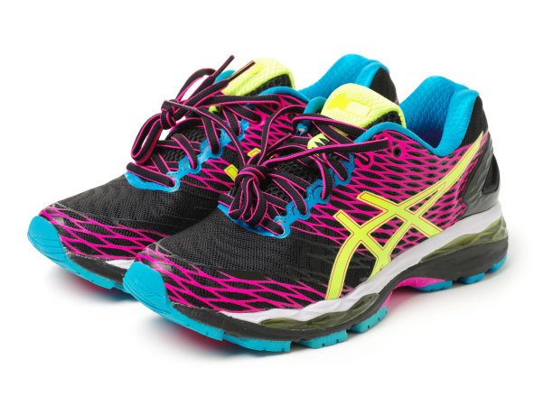 白色背景上的运动鞋图片下载