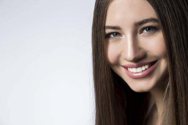 一个微笑的女人的特写图片下载