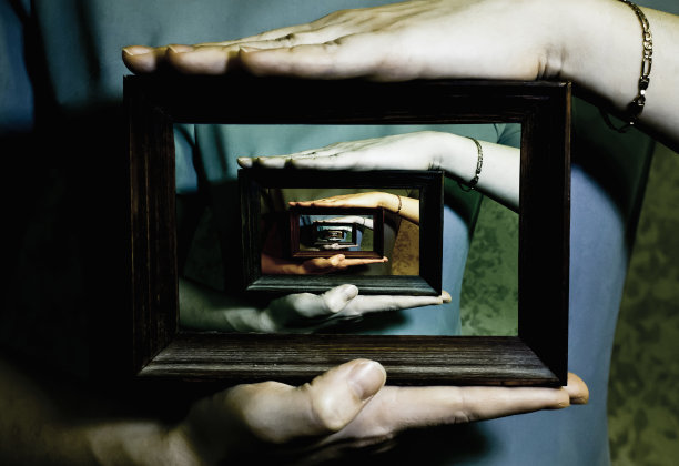 两只手拿着相框图片下载