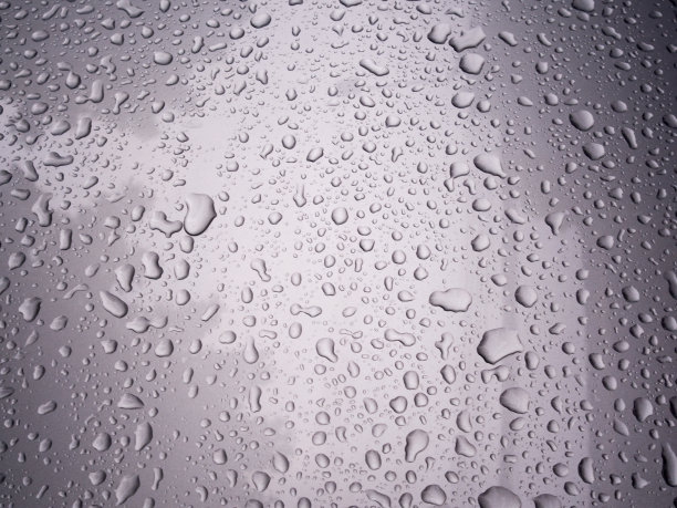 灰色金属上的水滴作为背景。图片下载