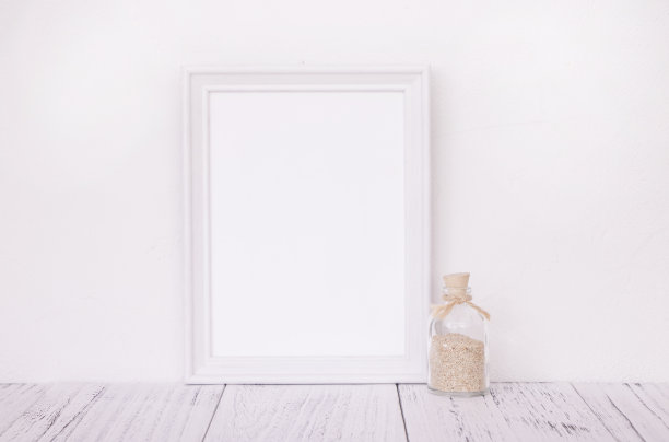 库存照片的复古白色框架模板复古木桌和玻璃沙瓶图片下载