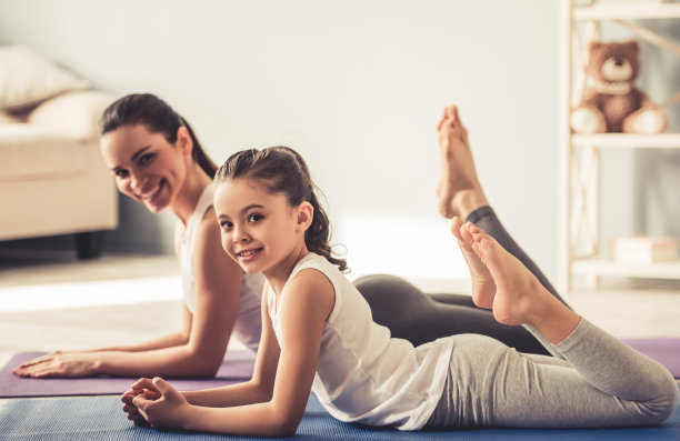 妈妈和女儿在做瑜伽图片下载