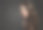 美丽的女人微笑，魅力肖像在黑暗的背景图片下载