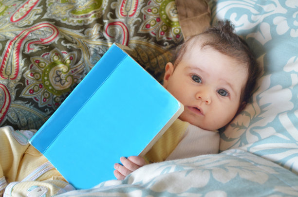 婴儿宝宝读一本书图片下载