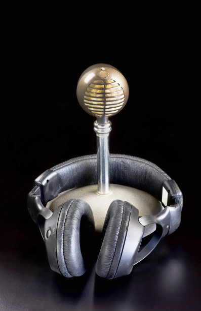 麦克风和耳机。图片下载