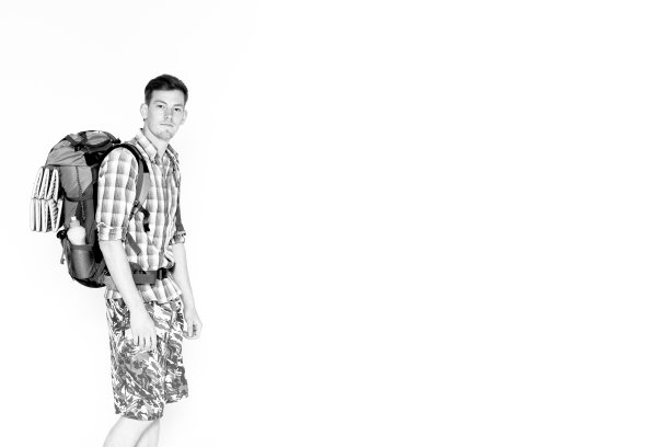 背包在白色背景上的年轻徒步旅行者图片下载