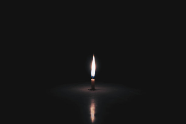 黑色背景下的烛光。图片下载