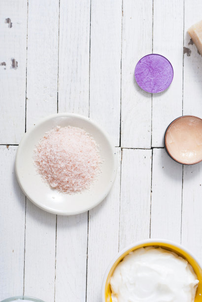 白色木材上的美容产品样品图片下载