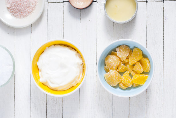 白色木材上的美容产品样品图片下载