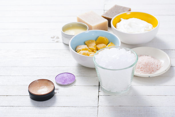 白色木材上的美容产品样品图片下载