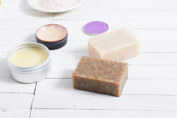 白色木材上的美容产品样品图片下载