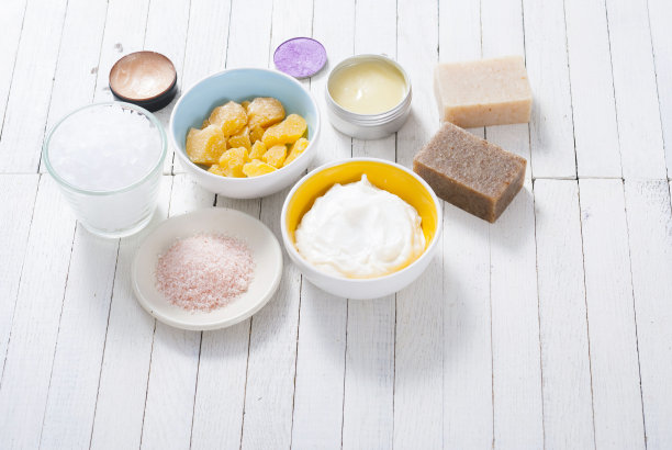 白色木材上的美容产品样品图片下载