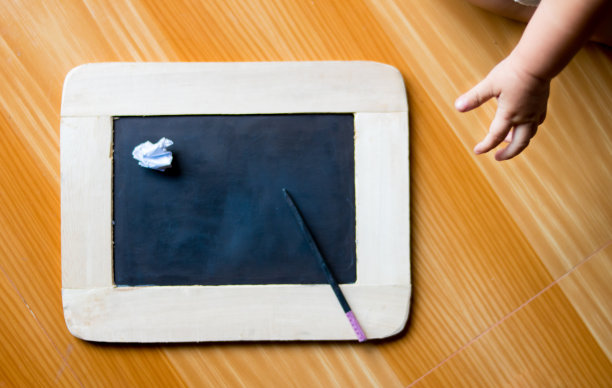 宝宝用粉笔和黑板画卡通图片下载