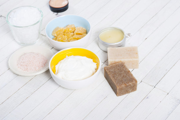 白色木材上的美容产品样品图片下载