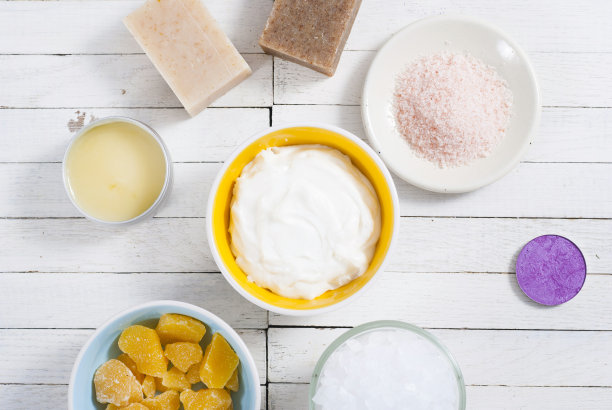 白色木材上的美容产品样品图片下载