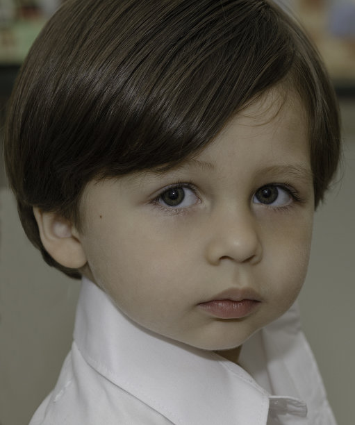 两岁男孩的大头照图片下载