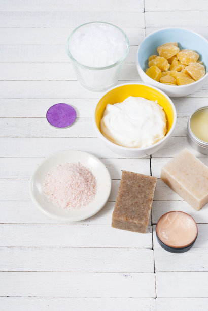 白色木材上的美容产品样品图片下载