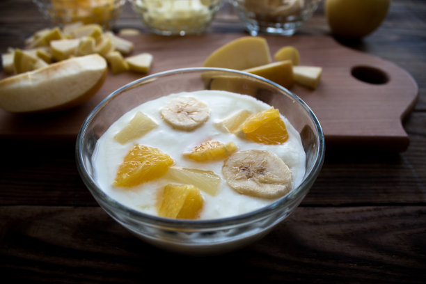 酸奶与水果，橘子，香蕉，菠萝，苹果图片下载