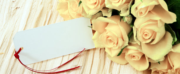 黄玫瑰挂在木桌上图片下载