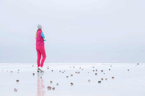 女子滑冰和训练与白色冰鞋。周末户外活动。图片下载