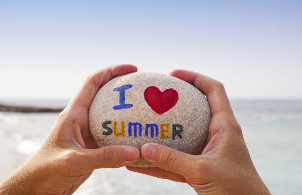 石与字我爱夏天在人的手对面的海和天空图片下载