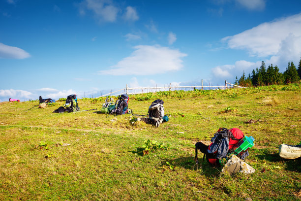 背包在山上的草地上图片下载