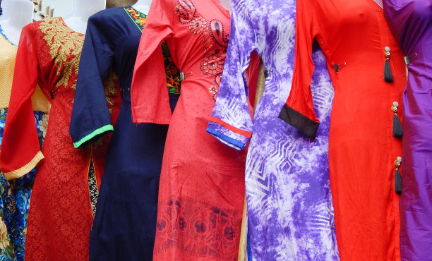 在印度海得拉巴市场，穿着印度时装沙丽克米兹的人体模型图片下载