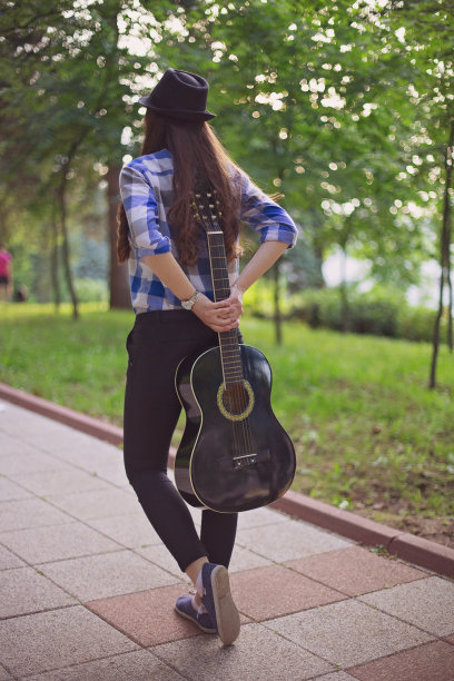 带着吉他的漂亮女孩图片下载