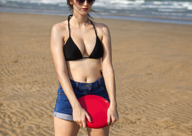 女孩海滩暑假度假玩概念图片下载