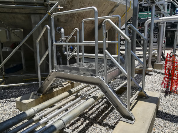 发电厂管道上的楼梯图片下载