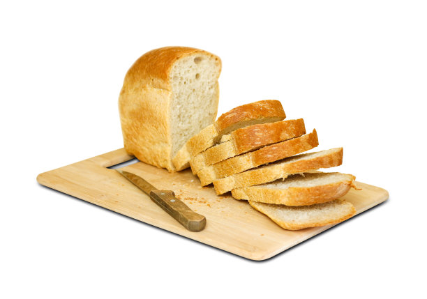 用刀切成金黄色的面包。在白色背景上隔离图片下载
