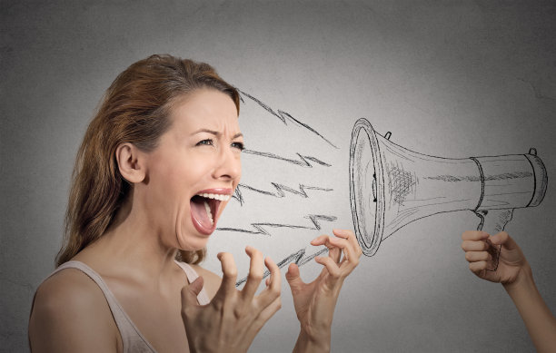 愤怒的歇斯底里的女人对着别人的扩音器大喊大叫图片下载