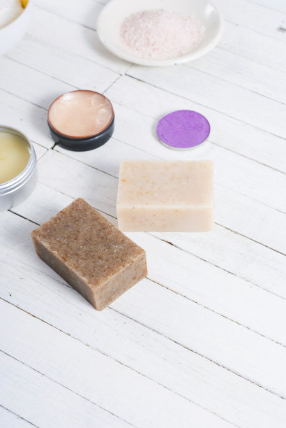 白色木材上的美容产品样品图片下载