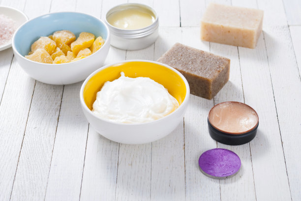 白色木材上的美容产品样品图片下载