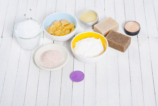 白色木材上的美容产品样品图片下载