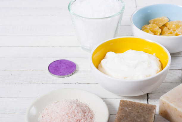 白色木材上的美容产品样品图片下载