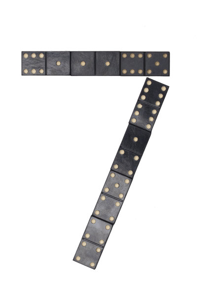 七号是用孤立的黑色多米诺骨牌做的图片下载