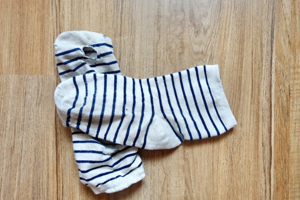 穿破有洞的旧袜子。图片下载