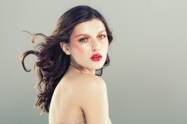 美丽的黑发夏装，美丽的时尚女孩模特与粉红色的嘴唇。灰色的背景。图片下载