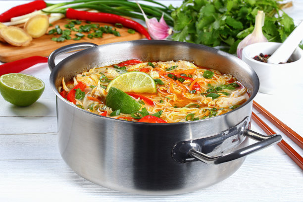 特写，辣味泰式鸡肉面汤图片下载